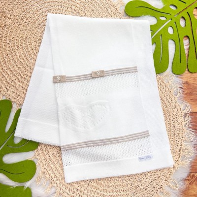 Manta de Linha Coração Dois Laços - Branco e Areia Manta de Linha Coração Dois Laços - Branco e Areia